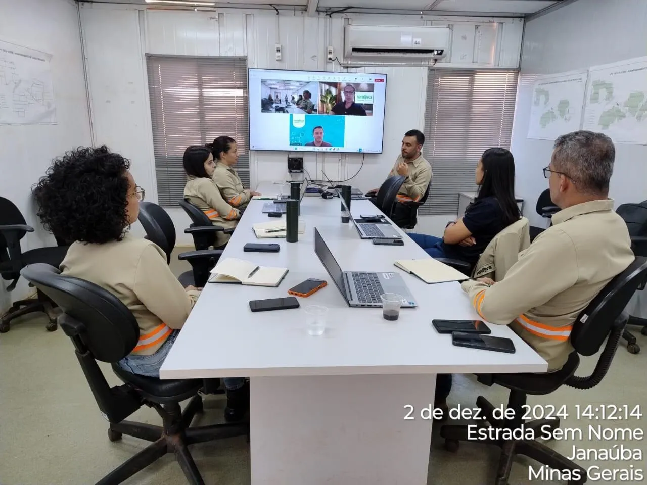 Equipe da Renova Ambiental em reunião técnica