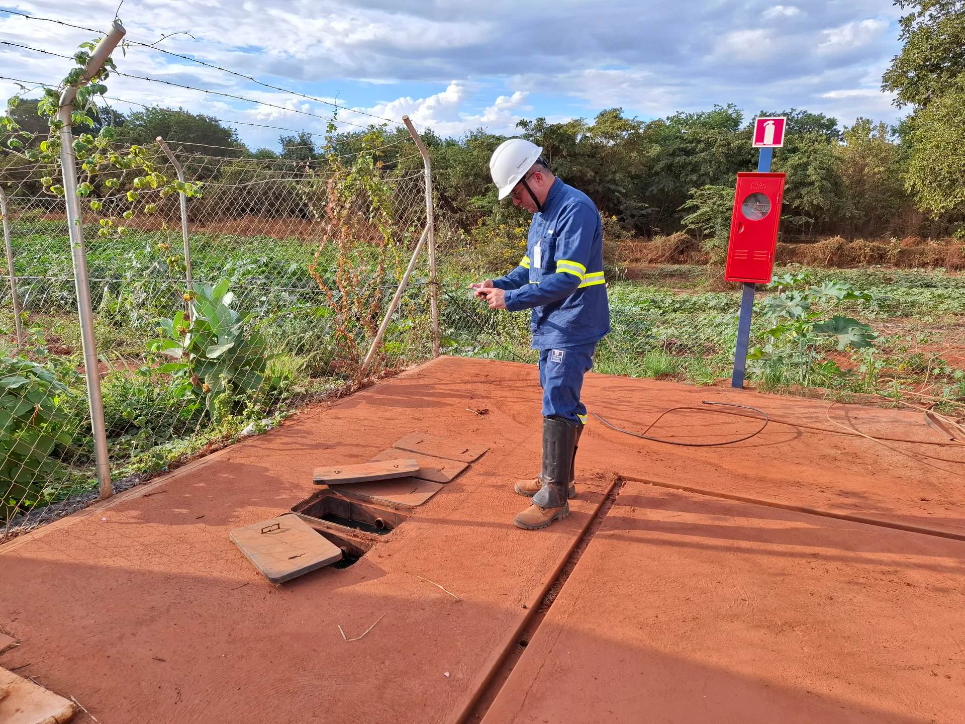 Técnico da Renova Ambiental em campo durante licenciamento
